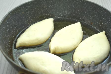 В сковороде разогреваем достаточное количество растительного масла. Когда масло хорошо прогреется, выкладываем в него пирожки с капустой швом вниз. Масло должно доходить примерно до середины пирожков. Жарим пирожки по 3 минуты с каждой стороны (до подрумянивания слоёного теста с двух сторон).