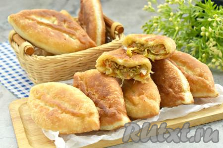 Пирожки с капустой из слоёного теста на сковороде