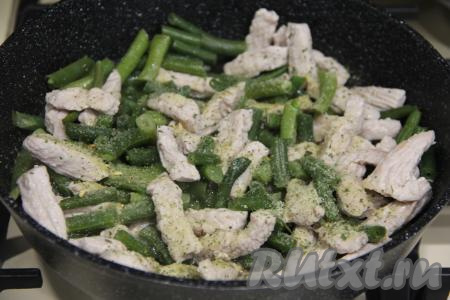 Перемешать индейку со стручковой фасолью, добавить соль и специи по вкусу (я использовала соль со специями). 
