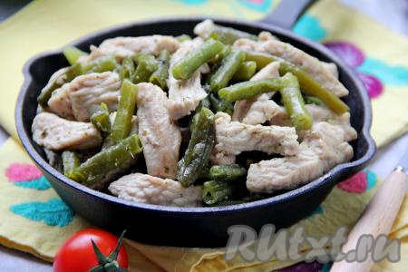 Индейка с фасолью стручковой на сковороде