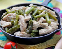 Индейка с фасолью стручковой на сковороде