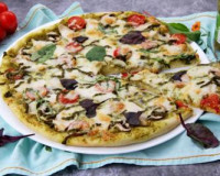 Пицца с соусом песто и курицей
