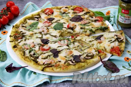 Пицца с соусом песто и курицей