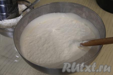 Перемешать массу лопаткой, добавить 200 грамм просеянной муки, перемешать лопаткой, полностью вмешивая муку. 