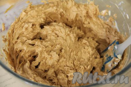Взбить крем из масла и сгущёнки миксером до однородности. 