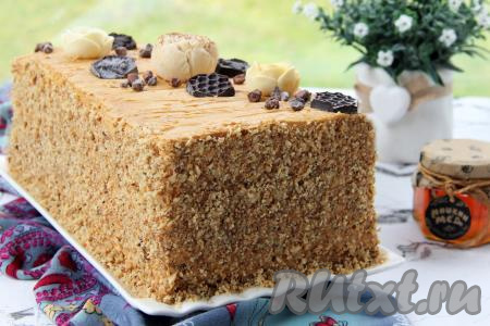 Готовый торт можно украсить шоколадными конфетками и шоколадной крошкой. 