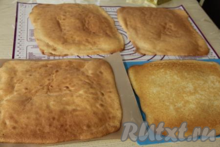 Выпекать корж в духовке, разогретой до 180 градусов, минут 10 (до лёгкого золотистого цвета). Готовый корж достать из духовки, убрать с противня. Постепенно испечь ещё 3 коржа. В итоге у меня получились 4 коржа размером 30 сантиметров на 30 сантиметров. Остудить готовые коржи. 