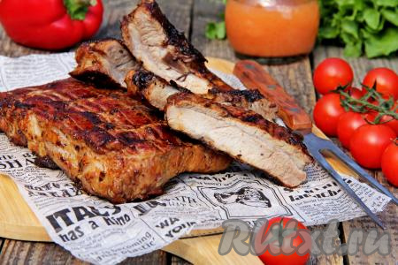 Готовые аппетитные, вкусные, ароматные свиные рёбра убрать с мангала, вынуть из решётки и подать к столу в горячем виде.