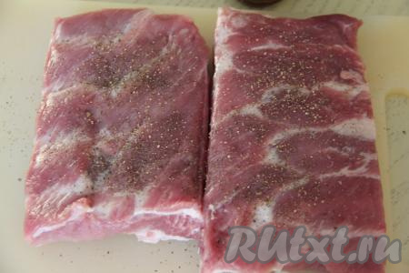 Разрезать свиные рёбра на 2-3 части. Присыпать рёбра молотым чёрным перцем.
