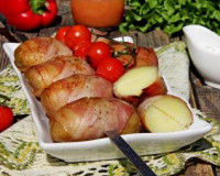 Картошка в беконе на шампурах на мангале
