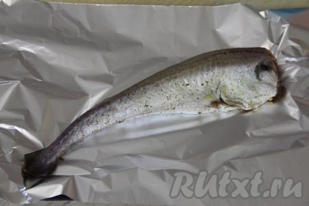 Посолить минтая по вкусу внутри и снаружи, можно присыпать чёрным молотым перцем (или любыми другими вашими любимыми специями для рыбы). 