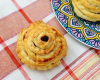 Слойки "Цветы" с сахаром из слоёного теста
