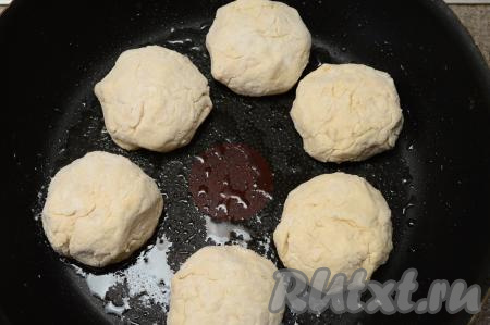 Сковороду хорошо разогреть с растительным маслом, после этого выложить яблочно-банановые сырники.