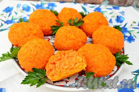 Овощные котлеты готовятся из сырой моркови, манки и яйца очень просто, без использования масла, а получаются вкусными, достаточно сочными. Их можно подать к столу и в качестве основного блюда, и в качестве гарнира к птице, мясу. А вот как аппетитно такая морковная котлетка выглядит в разрезе.
