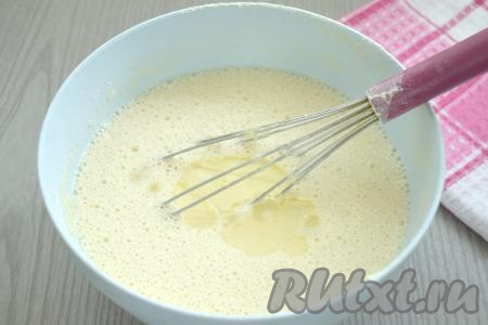 В блинное тесто вливаем 2 столовых ложки растительного масла, перемешиваем и дам постоять при комнатной температуре в течение 15 минут.