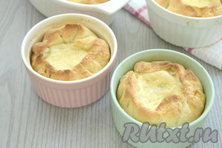 4 формочки с жульеном в слоёном тесте с курицей и грибами отправляем в духовку, разогретую до 180 градусов, запекаем 25-30 минут.