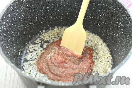 К луку, обжаренному до мягкости, добавляем томатный соус, по вкусу солим и перчим. Перемешиваем получившийся томатно-луковый соус, убираем с огня, даём немного остыть.