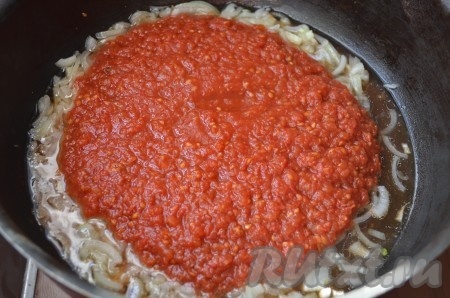 Добавить к луку протертые томаты, потушить до загустения 5-7 минут. Добавить по вкусу сахар (примерно 0,5 чайной ложки).