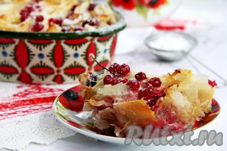 Готовую выпечку достать из духовки, дать остыть, а затем нежный, вкусный, воздушный пирог из теста фило с ягодами подать к столу. 