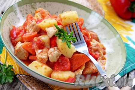Рагу из индейки с овощами на сковороде