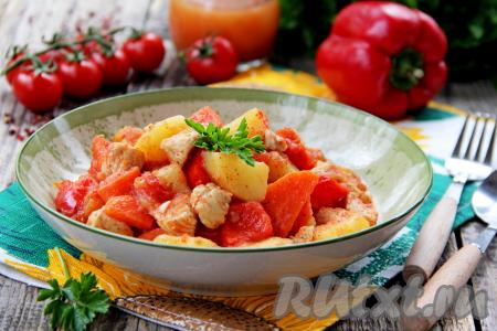 Разложить яркое, вкусное, насыщенное рагу из индейки с овощами со сковороды по тарелкам и, украсив зеленью, в горячем виде подать к столу. 