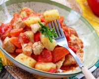 Рагу из индейки с овощами на сковороде