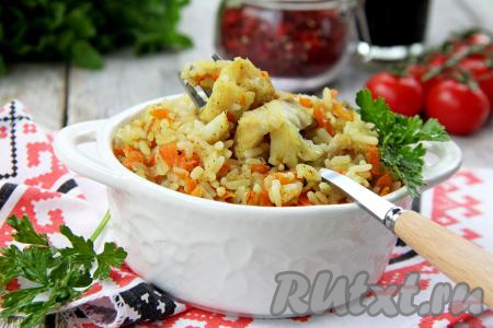 Рассыпчатый рис вместе с нежными кусочками минтая разложить из чаши мультиварки по тарелкам и в горячем виде подать вкусное, аппетитное, сытное блюдо к столу. 