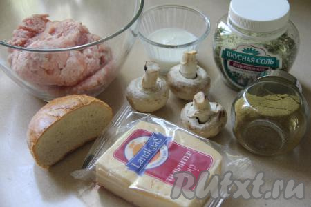 Подготовить продукты для приготовления лодочек из фарша с грибами и сыром в духовке. Фарш можно взять как покупной, так и приготовленный в домашних условиях. Я использовала смешанный фарш из свинины и индейки, но можно взять любой фарш (например, из говядины, курицы, свинины). Шампиньоны промыть водой. Хлеб выложить в небольшую ёмкость, залить полностью молоком, оставить на несколько минут.