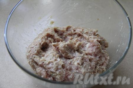 Тщательно вымесить фарш.