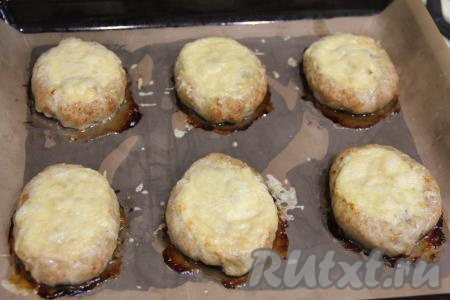 Готовые лодочки из фарша с грибами и сыром достать из духовки.