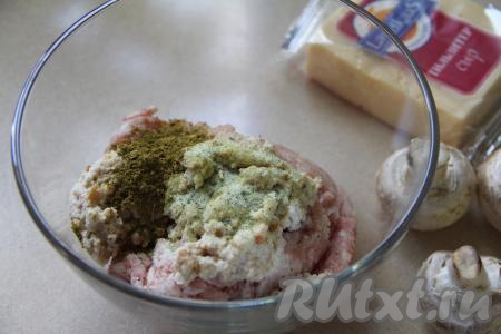 В миску выложить мясной фарш, добавить измельчённый белый хлеб, соль и специи по вкусу.