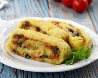 Картофельный рулет с грибами в духовке