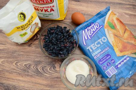 Подготовить продукты для приготовления пирога с жимолостью из слоёного теста. Крахмал можно взять как кукурузный, так и картофельный. Слоёное тесто (подойдёт как дрожжевое, так и бездрожжевое слоёное тесто) заранее достать из морозилки и разморозить при комнатной температуре.