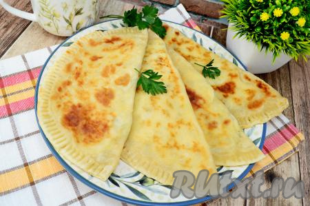 Чуду с творогом из слоёного теста можно есть как тёплыми, так и остывшими.