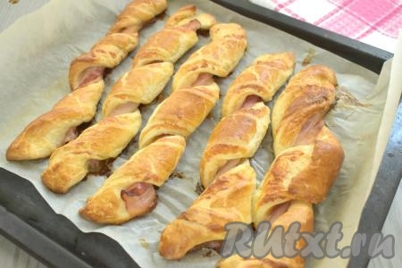 Отправляем противень с палочками с беконом и сыром в духовку, прогретую до 200 градусов, выпекаем 20 минут (до подрумянивания слоёного теста).