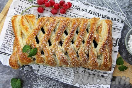 Готовую выпечку достать из духовки. Если подать косичку горячей, шоколад внутри пирога будет достаточно жидким. Я остудила выпечку и слегка присыпала её перед подачей сахарной пудрой. 