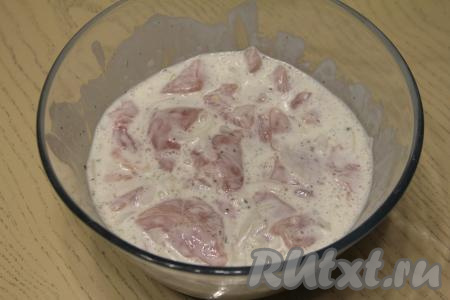 Тщательно перемешать курицу с кефиром. Оставить шашлык мариноваться в прохладном месте минимум на 2 часа.
