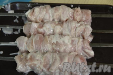 Затем на шампуры нанизать кусочки мяса плотно друг к другу.