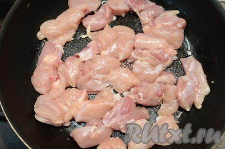 Разогреть растительное масло в сковороде, выложить мясо курицы. 
