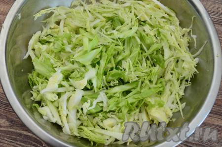 Пока обжаривается мясо курицы, нарезать на тонкие полоски молодую капусту. 