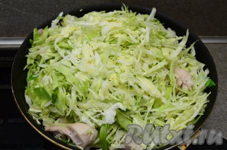 Выложить капусту к обжаренному мясу, перемешать. Аккуратно периодически перемешивая, обжарить капусту с курицей на достаточно сильном огне в течение минут 5-6. Капуста за это время обмякнет и уменьшится в объёме. На этом этапе следите, чтобы капуста не пригорела, если необходимо, немного уменьшите огонь.
