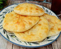 Лепёшки с сыром из слоёного теста