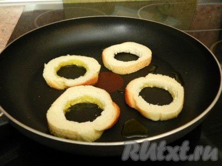 На сковороде разогреть оливковое масло и обжарить хлеб с одной стороны.