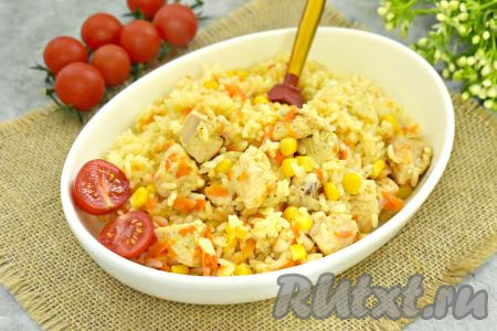 Рис с курицей и кукурузой на сковороде 