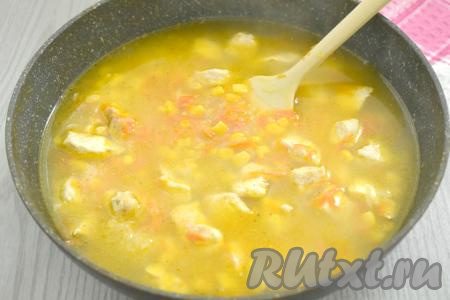 Заливаем курицу с кукурузой и рисом 400 миллилитрами воды комнатной температуры, даём воде закипеть на достаточно сильном огне.