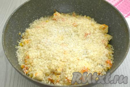 Затем к курице с кукурузой добавляем подготовленный рис, разравниваем его, по вкусу солим, можно посыпать специями (я приправила чёрным молотым перцем).
