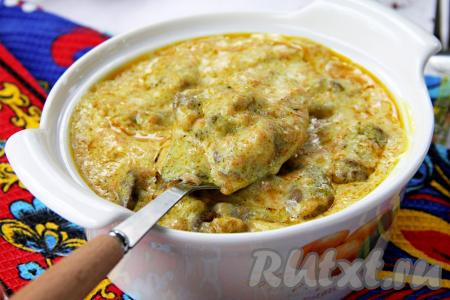 Нежные, мягкие куриные сердечки, тушёные в сливках, разложить из чаши мультиварки по тарелкам и в горячем виде, дополнив гарниром (например, гречкой, макаронами или рисом), подать к столу. 