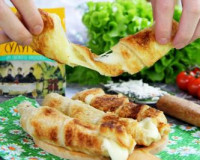 Хачапури из слоёного теста на шампурах на мангале