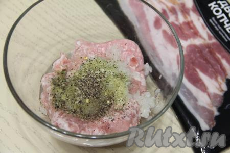 В мясной фарш добавить перекрученный лук, всыпать соль и специи по вкусу (я в качестве специй использовала хмели-сунели и чёрный молотый перец).