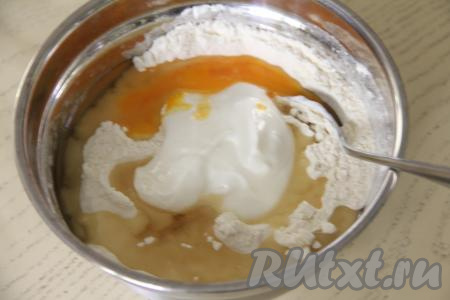 В миску с сухими ингредиентами добавить сметану, сырое яйцо и растопленное остывшее сливочное масло. 